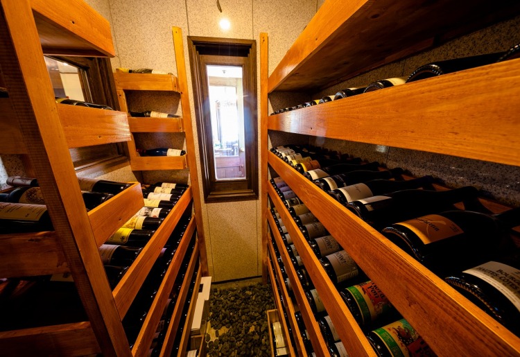 ワインセラーには山梨県内産、フランス産をはじめ、約120種類、400本ほどのワインが揃う。